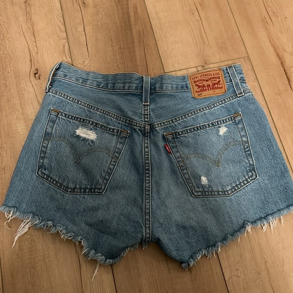 501 Levi’s cutoff shorts - Picture 2 of 3